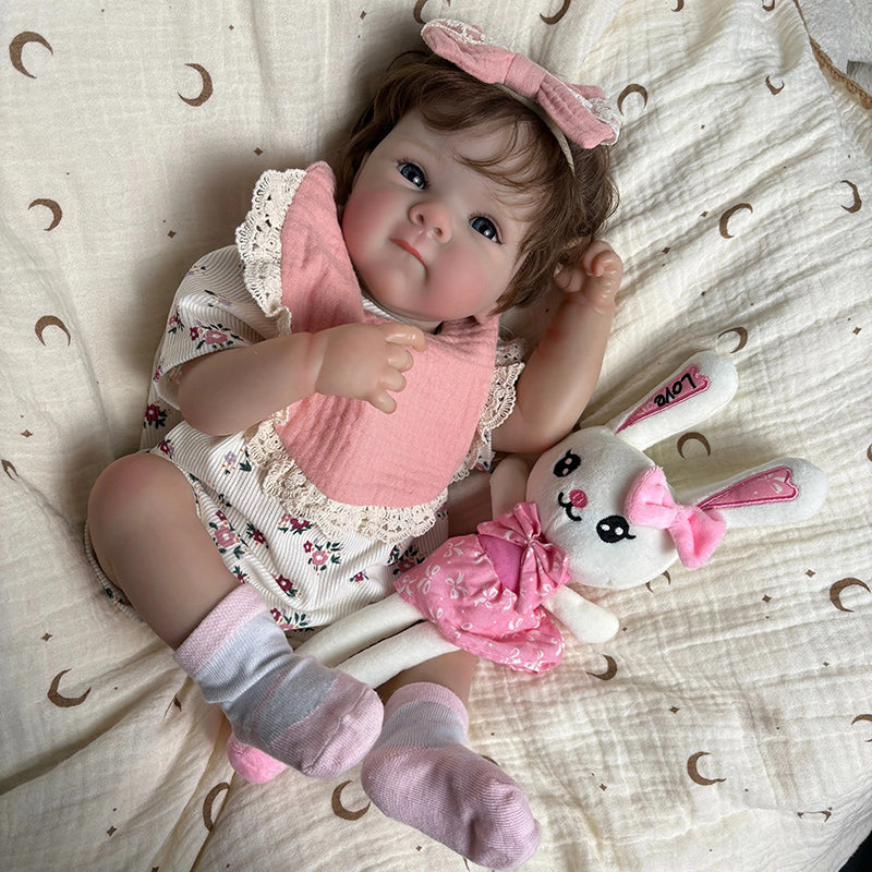 Bambina reborn Bettie 45 cm realistica con corpo in vinile capelli corti e vestitino floreale
