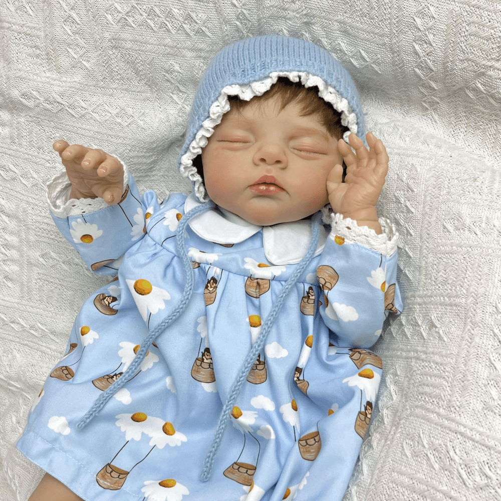 Bambola reborn Irys da 19 pollici con pittura 3D occhi chiusi e capelli corti vestita di blu