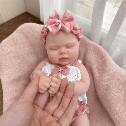 Bambola reborn realistica in morbido silicone alta 30cm con vestitino a pois rosa