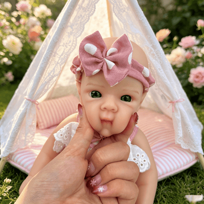 Bambola reborn Bettie da 30cm interamente in silicone con vestitino a pois rosa