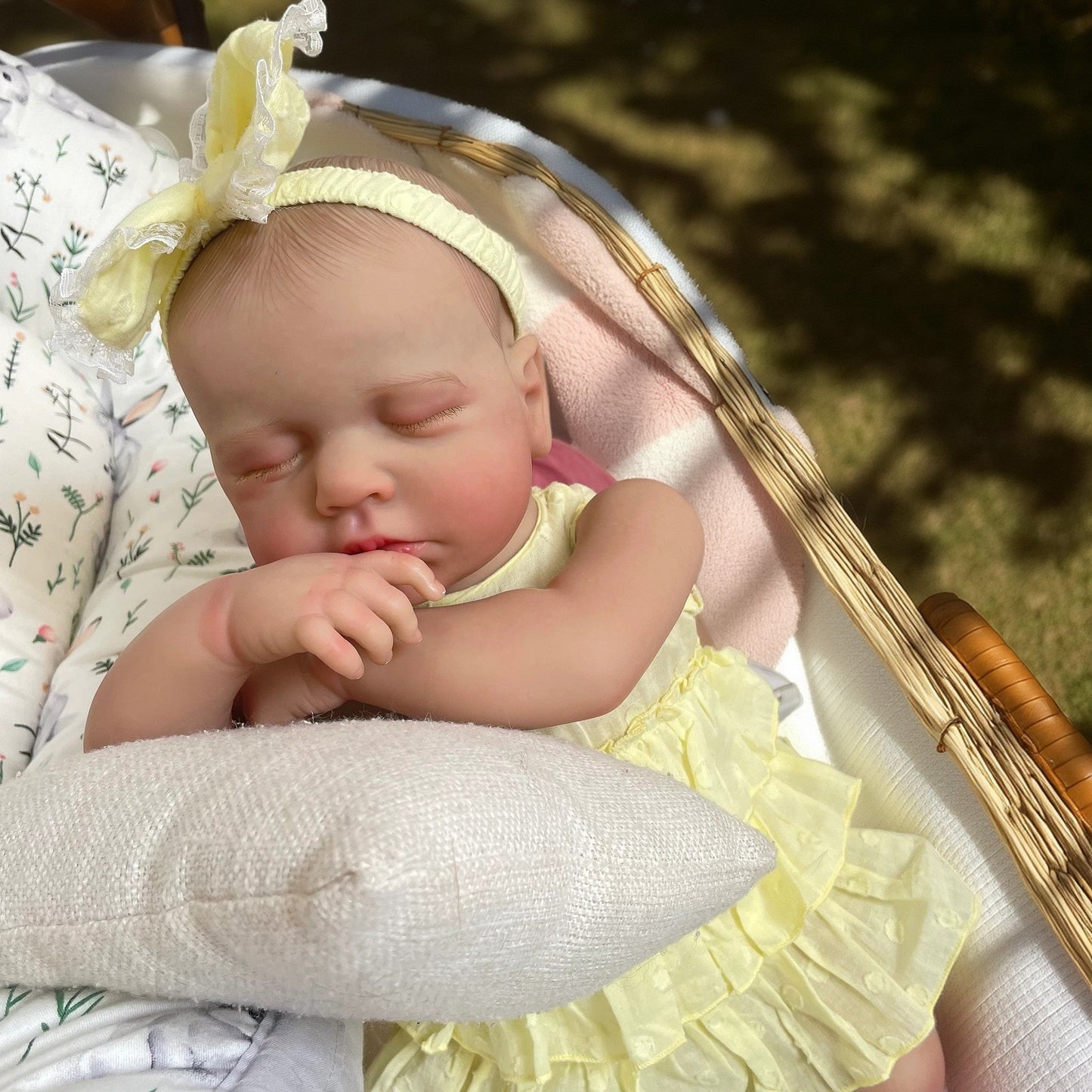 Bambola reborn Loulou da 20 pollici con pelle 3D occhi chiusi e vestito giallo