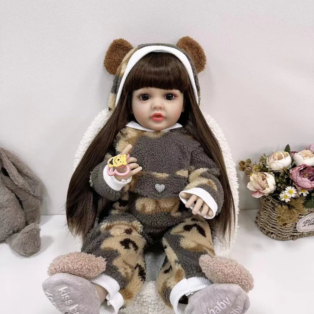 Bambina rinata da 22 pollici con occhi aperti e capelli lunghi in tutina di peluche - Betty