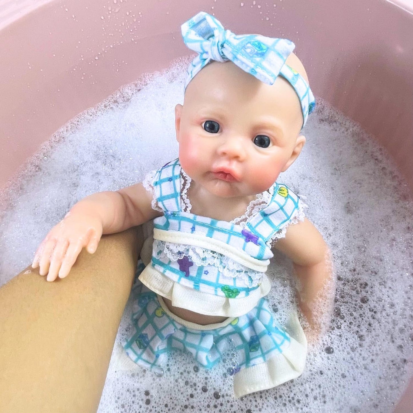 Neonata rinata in silicone da 30 cm con abito floreale blu