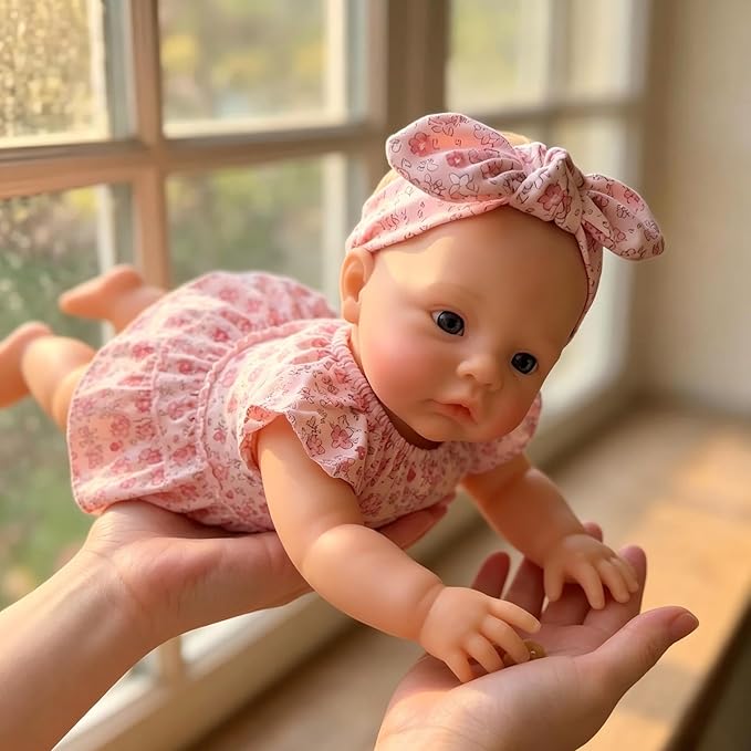Bambola reborn realistica in silicone da 18 pollici con vestito floreale raffigurante una bambina di nome Meadow