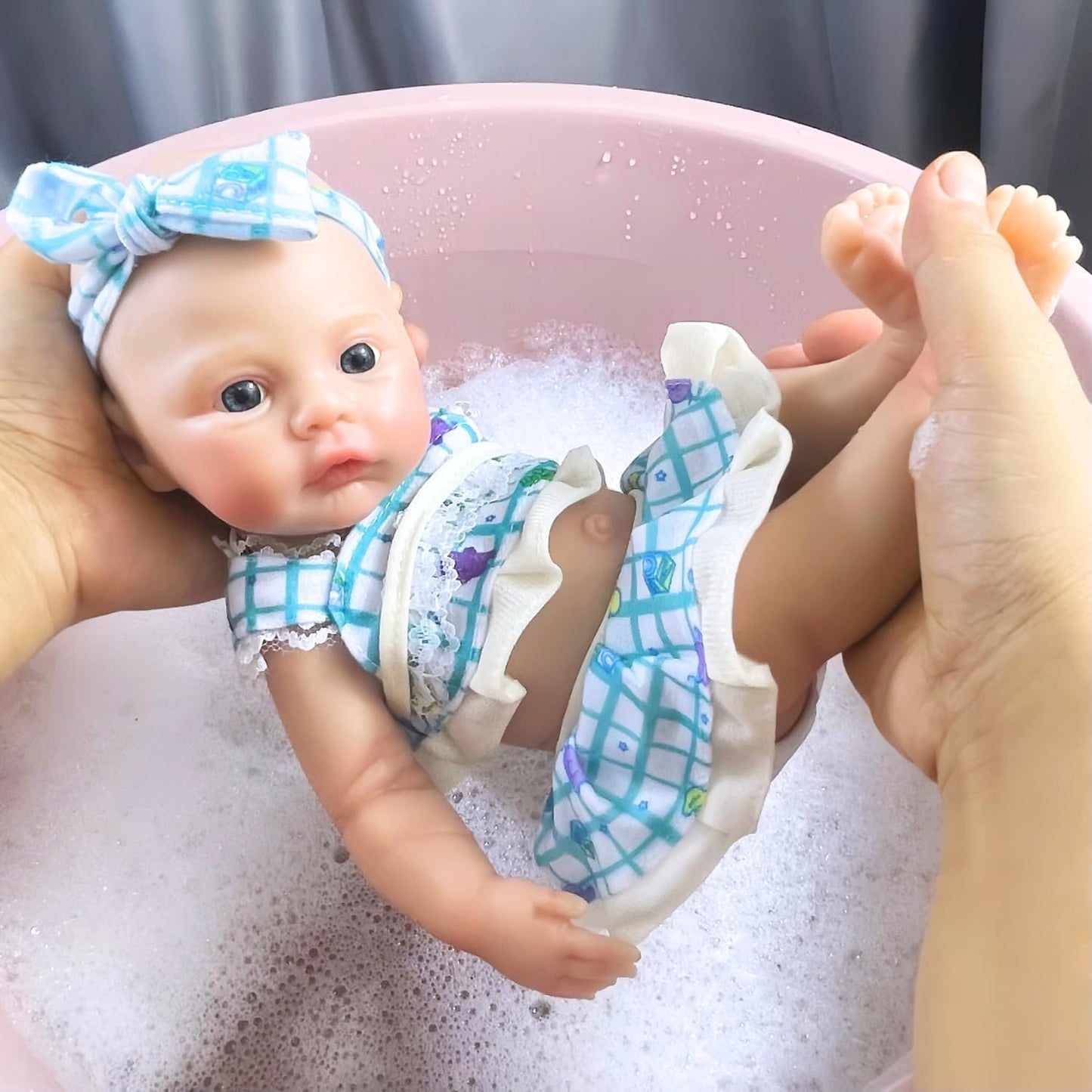 Neonata rinata in silicone da 30 cm con abito floreale blu