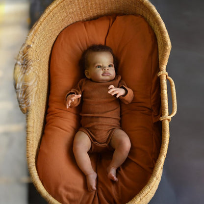 Bambola rinata da 20 pollici con occhi aperti pelle scura capelli ricci vestiti marroni - Lanny