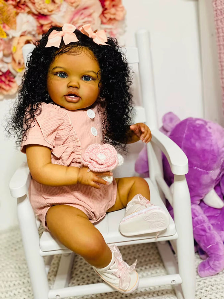 Bambola reborn realistica da 60 cm con occhi aperti e pelle scura Lottie