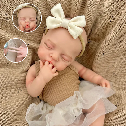 Bambola reborn Irys 30 cm realistica interamente in silicone con occhi chiusi vestita con un abito color caffè