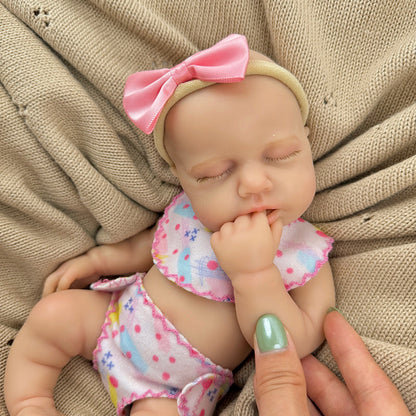 Bambola reborn Loulou da 30 cm interamente in silicone con vestitini rosa