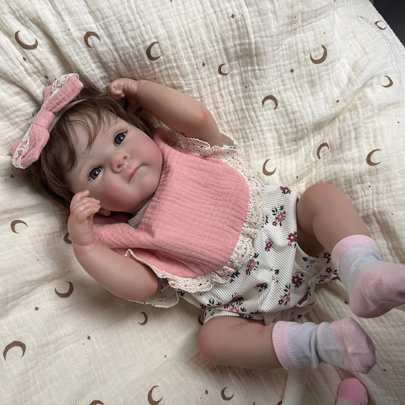 Bambina reborn Bettie 45 cm realistica con corpo in vinile capelli corti e vestitino floreale