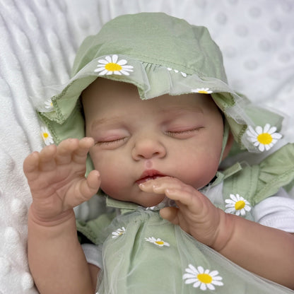 Bambola reborn Irys alta 48 cm dipinta in 3D e addormentata con indosso abiti verdi