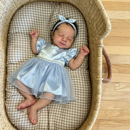 Bambina reborn Pascale addormentata 48 cm con vestito blu