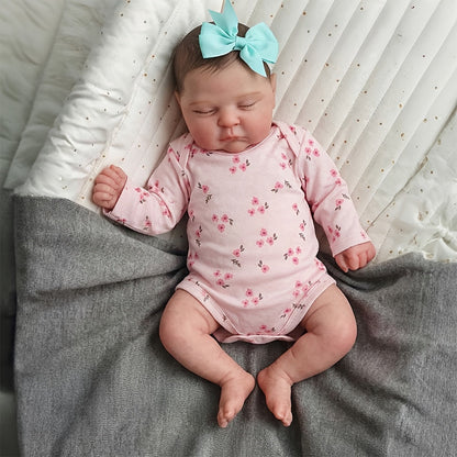Bambina reborn 3D da 20 pollici con pelle e occhi chiusi vestita con abiti floreali rosa - Peaches