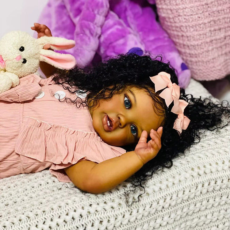 Bambola reborn realistica da 60 cm con occhi aperti e pelle scura Lottie