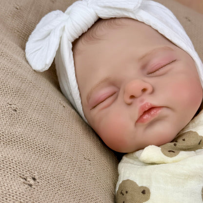 Bambola reborn Irys alta 48 cm dipinta in 3D addormentata e vestita di bianco