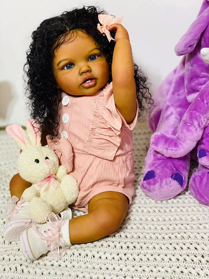 Bambola reborn realistica da 60 cm con occhi aperti e pelle scura Lottie