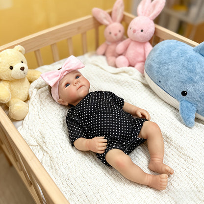 Bambina rinata Bettie con occhi aperti 48 cm in abiti a pois neri