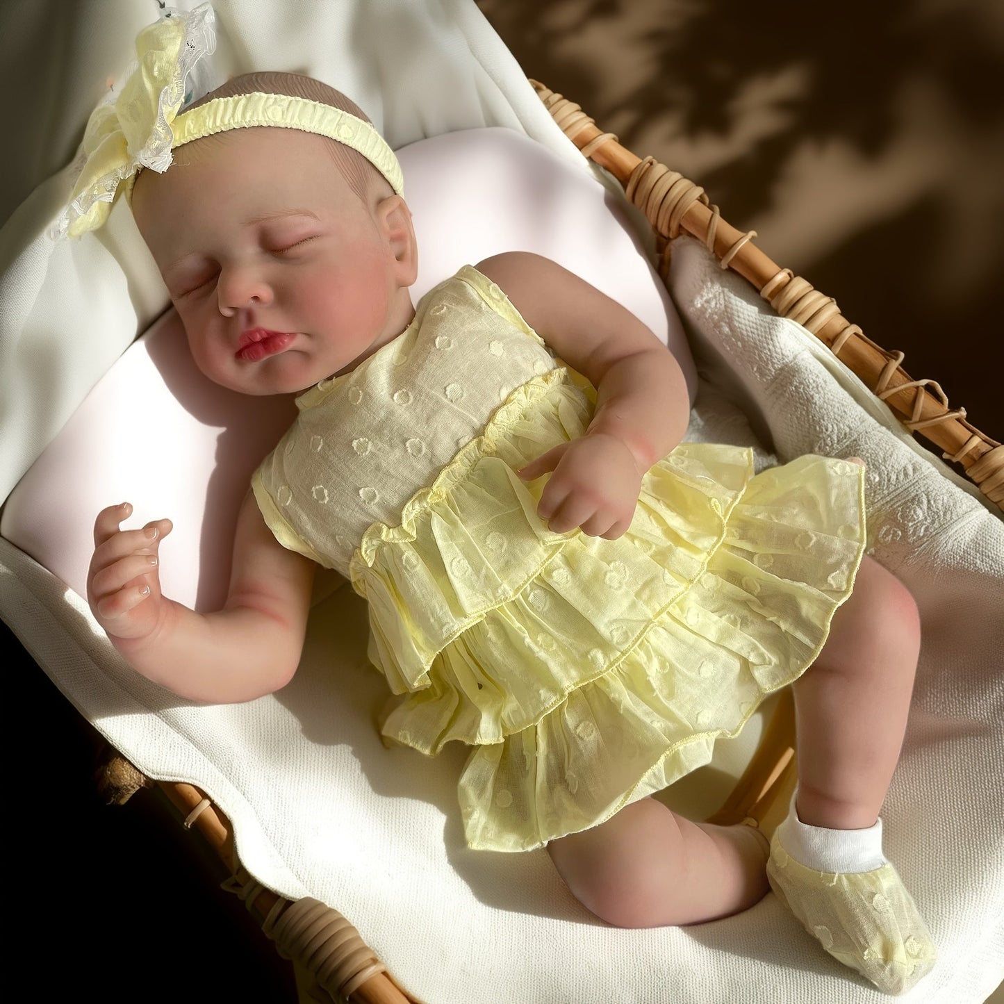Bambola reborn Loulou da 20 pollici con pelle 3D occhi chiusi e vestito giallo