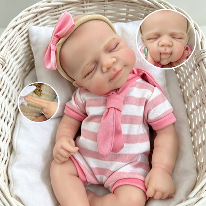 Bambola reborn Pascale in silicone da 30 cm addormentata con indosso un vestitino a righe rosa