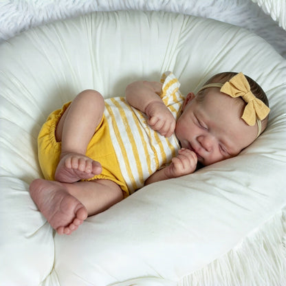 Bambola reborn Pascale da 48 cm che dorme con tutina gialla