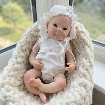 Bambola reborn Bettie da 30cm in silicone con pelle dipinta in 3D e vestitino di pizzo bianco