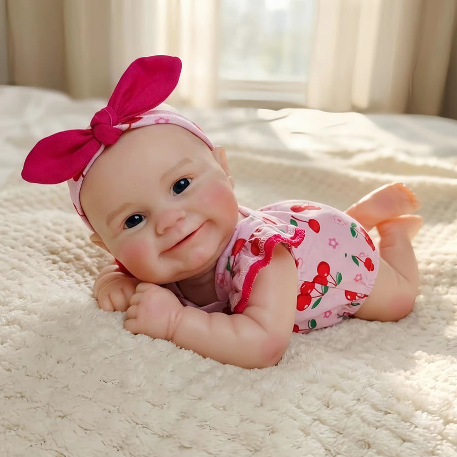 Bambola Reborn femmina Maddie Smile da 30 cm in silicone pieno con completino rosa a fantasia di ciliegie