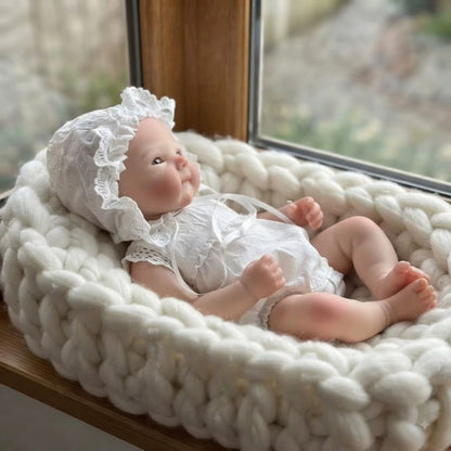 Bambola reborn Bettie da 30cm in silicone con pelle dipinta in 3D e vestitino di pizzo bianco