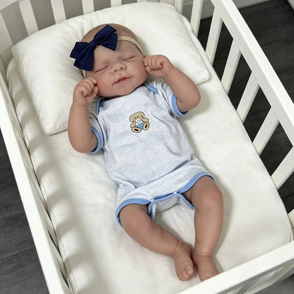Bambola reborn realistica di 48cm Pascale addormentata con indosso un abito a righe blu