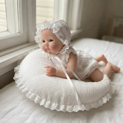 Bambola reborn Bettie da 30cm in silicone con pelle dipinta in 3D e vestitino di pizzo bianco