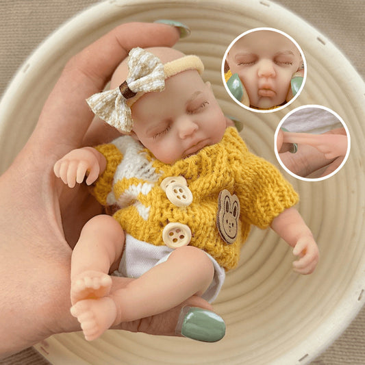 Bambola reborn mini Loulou in silicone da 15 cm con occhi chiusi e maglione a righe gialle