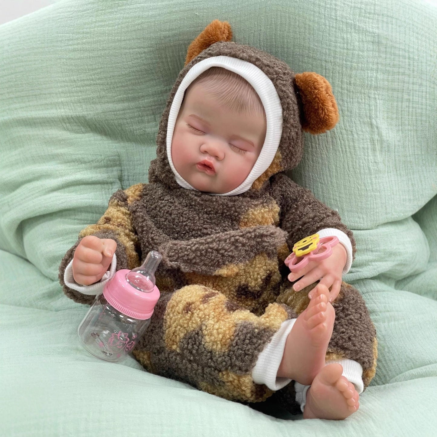Bambola reborn Quinbee realistica da 50 cm con occhi chiusi e vestiti di peluche
