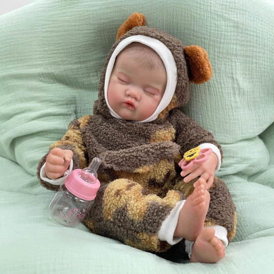Bambola reborn Quinbee realistica da 50 cm con occhi chiusi e vestiti di peluche