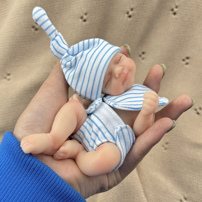 Bambola reborn Pascale Mini in silicone da 15 cm con occhi chiusi e vestitino a righe blu