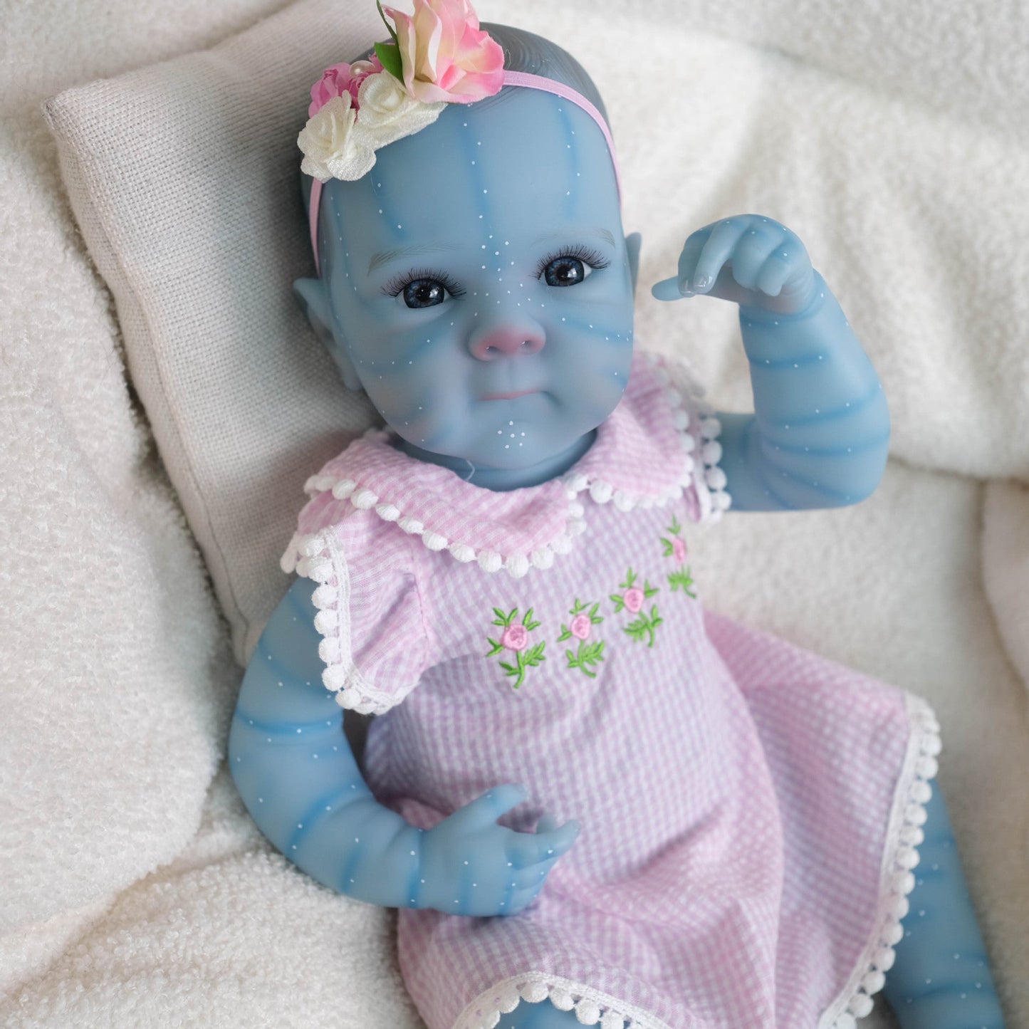 Bambola reborn Bettie realistica da 45 cm con vestitino viola