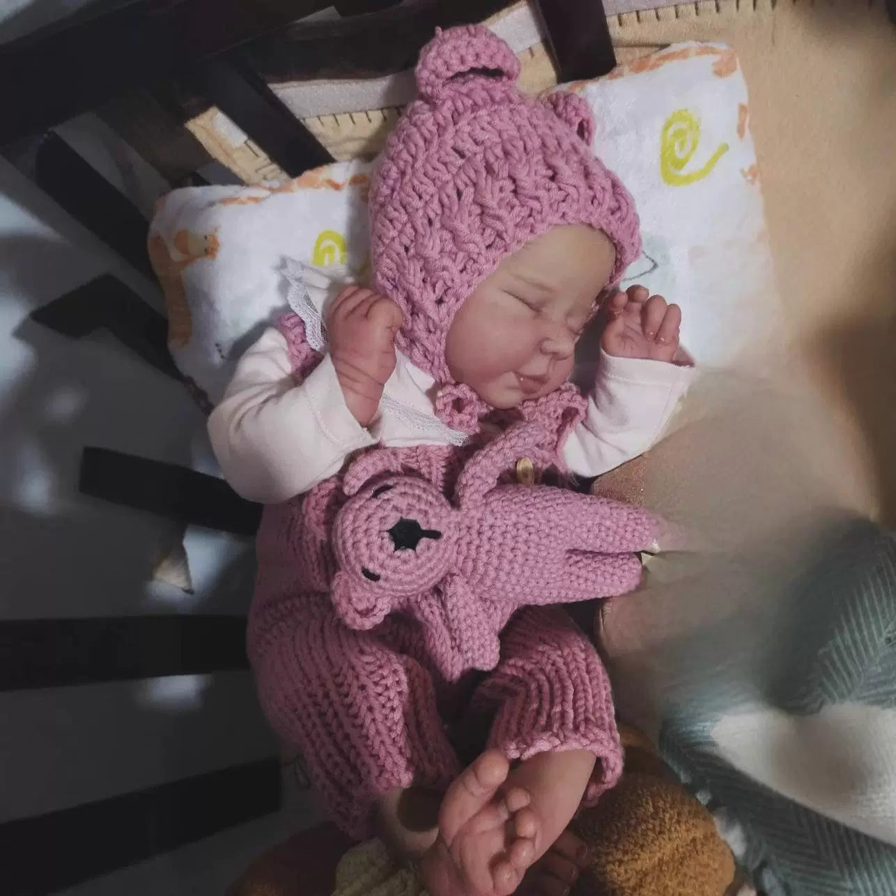 Bambola reborn realistica da 50 cm con occhi chiusi Valentina in tuta rosa