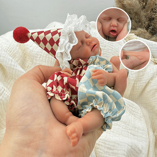 Bambola reborn Loulou Mini in silicone da 15 cm con pelle scura e costume da clown