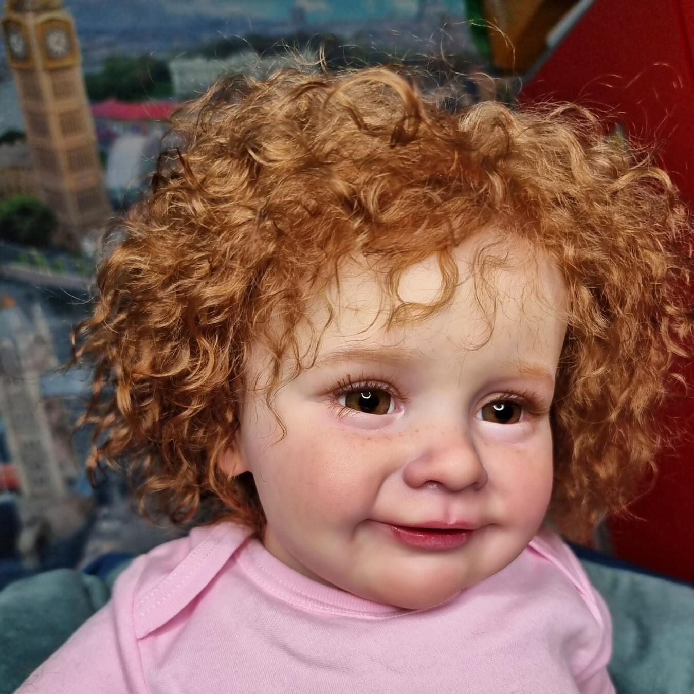 Bambola Reborn da 66 cm con occhi aperti e capelli ricci in abiti rosa-Zoe