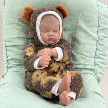 Bambola reborn Quinbee realistica da 50 cm con occhi chiusi e vestiti di peluche