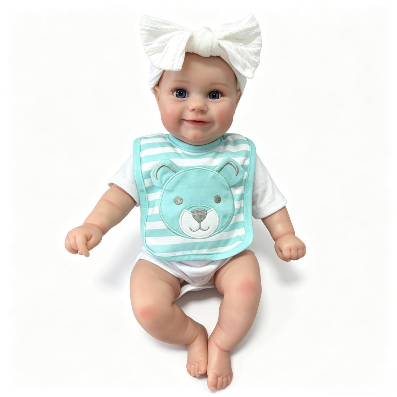 Bambola Reborn femminile Maddie da 50 cm realistica con occhi aperti sorriso e bavaglino a righe blu