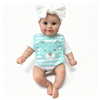 Bambola Reborn femminile Maddie da 50 cm realistica con occhi aperti sorriso e bavaglino a righe blu