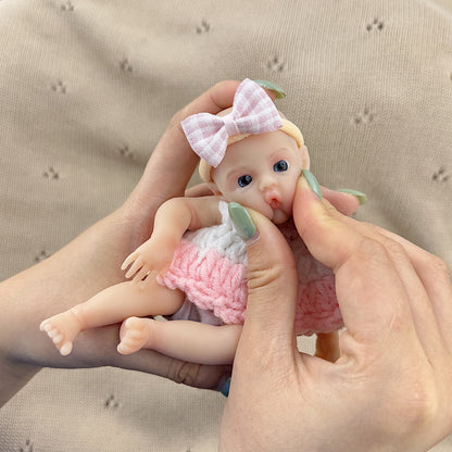 Mini bambola reborn in silicone estensibile Meadow da 15 cm con maglione bianco e rosa