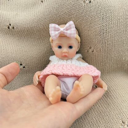 Mini bambola reborn in silicone estensibile Meadow da 15 cm con maglione bianco e rosa