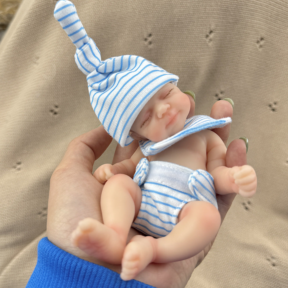 Bambola reborn Pascale Mini in silicone da 15 cm con occhi chiusi e vestitino a righe blu