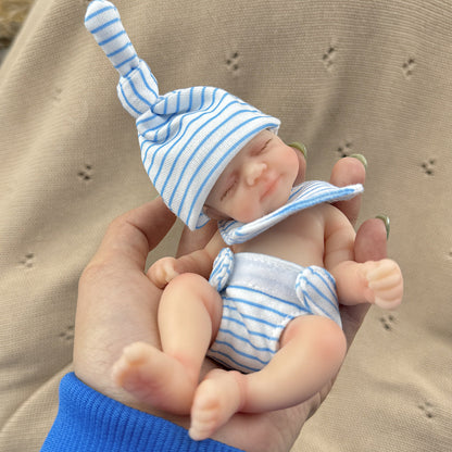 Bambola reborn Pascale Mini in silicone da 15 cm con occhi chiusi e vestitino a righe blu