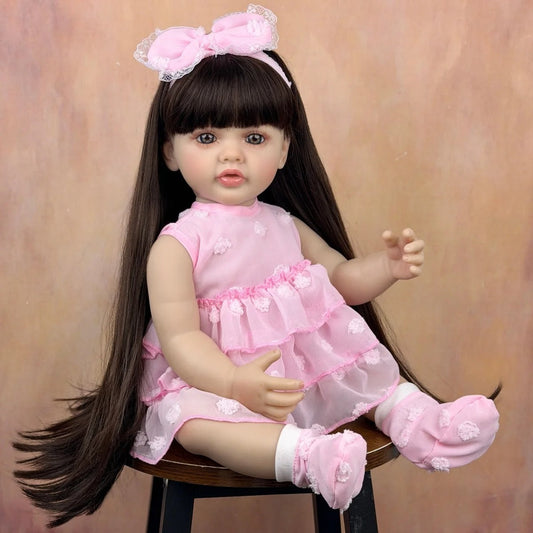 Bambola reborn Betty 55 cm con capelli lunghi e vestito rosa