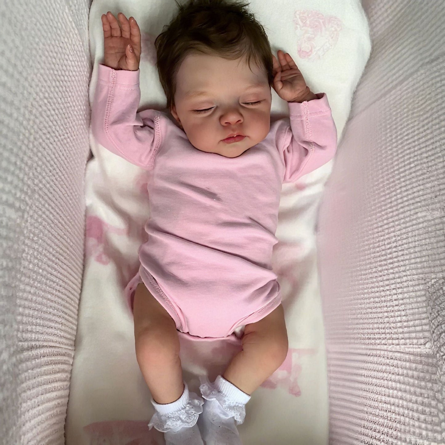 Bambola reborn Irys da 18 pollici corpo morbido e realistico occhi chiusi in abiti rosa