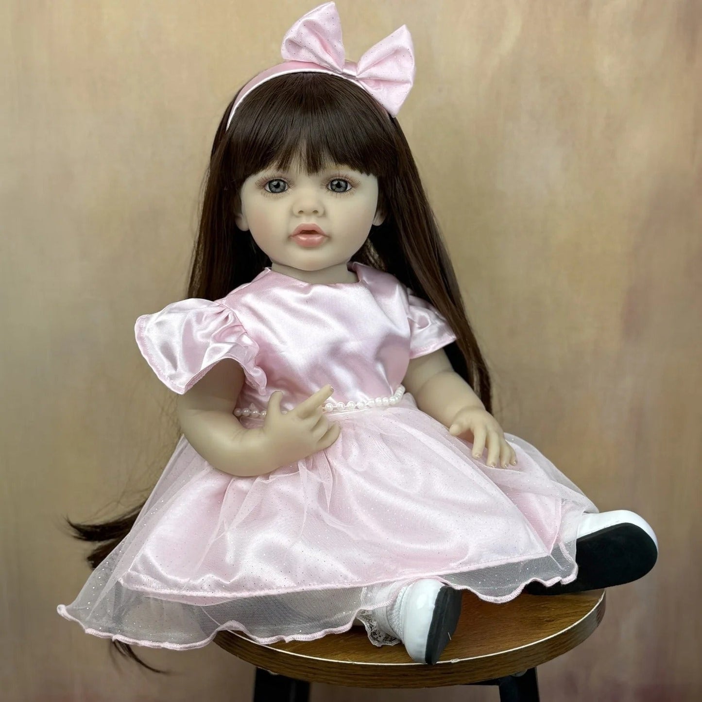 Bambina reborn Betty 55 cm con lunghi capelli realistici e vestito rosa