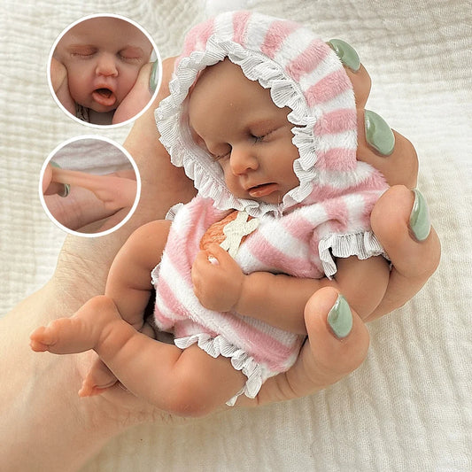Bambola reborn Loulou Mini in silicone da 15 cm con pelle scura e vestitino a righe rosa