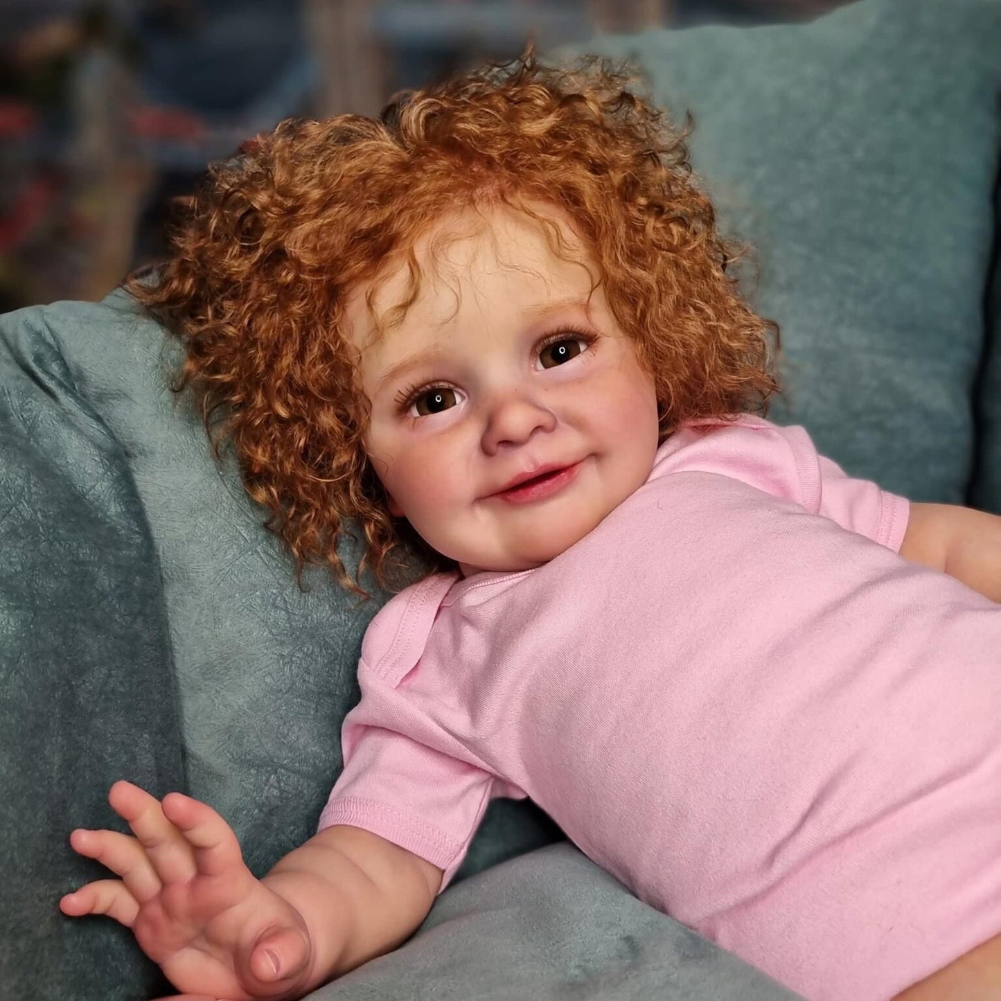 Bambola Reborn da 66 cm con occhi aperti e capelli ricci in abiti rosa-Zoe
