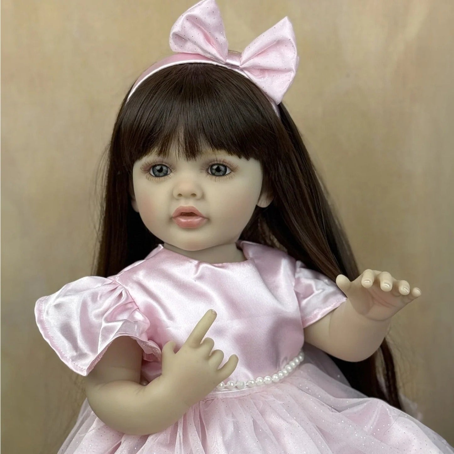 Bambina reborn Betty 55 cm con lunghi capelli realistici e vestito rosa